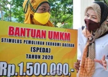 Salah satu pelaku UMKM menerima bantuan Stimulus Pemulihan Ekonomi Daerah (SPEDA) yang diserahkan simbolis oleh Ketua TP PKK Provinsi Gorontalo tahun 2020 lalu. (Foto: dok. Kominfo).