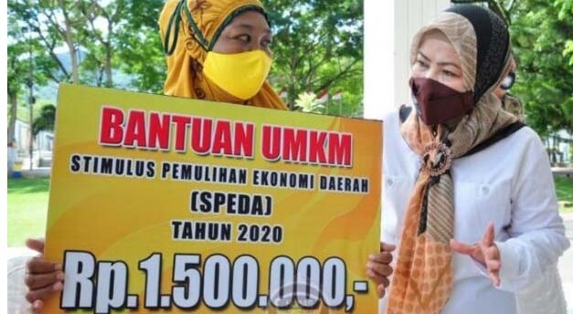 Salah satu pelaku UMKM menerima bantuan Stimulus Pemulihan Ekonomi Daerah (SPEDA) yang diserahkan simbolis oleh Ketua TP PKK Provinsi Gorontalo tahun 2020 lalu. (Foto: dok. Kominfo).