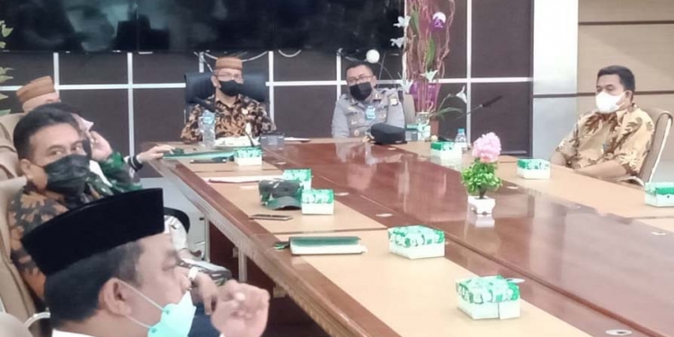 Rapat di ruang Pola kantor Bupati Pohuwato, yang digelar secara daring bersama Gubernur Gorontalo, dan jajaran pemda, Jumat (23/7/2021). (Foto istimewa)