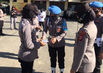 Propam Polres Gorontalo Kota sedang melakukan pemeriksaan kelengkapan administrasi polwan, Penegakan Ketertiban dan Disiplin (Gaktiblin), Senin (26/7/2021). (Foto humas)