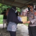 Kapolres Gorontalo, AKBP Ade Permana saat memberikan bantuan kepada salah seorang warga di Kelurahan Bongohulawa Kecamatan Limboto Kabupaten Gorontalo, Jumat (16/7/2021). (Foto: Putra/Gopos)