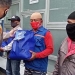 Kapolres Blitar, AKBP Leonard M Sinambela (tampak dari belakang) membagikan paket sembako kepada pengendara ojek online. (Foto: istimewa)