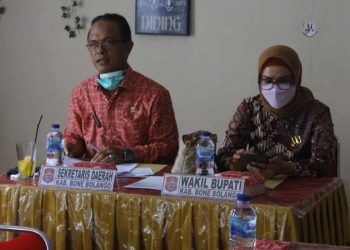Wakil Bupati Bone Bolango, Merlan S. Uloli didampingi  Sekretaris Daerah Kabupaten Bone Bolango, Ishak Ntoma saat memimpin rapat panitia seleksi calon Direksi PT. Bone Bolango Cemerlang periode 2021-2026. (Foto: Irul/Kominfo)