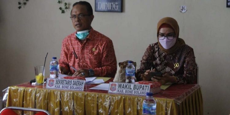 Wakil Bupati Bone Bolango, Merlan S. Uloli didampingi  Sekretaris Daerah Kabupaten Bone Bolango, Ishak Ntoma saat memimpin rapat panitia seleksi calon Direksi PT. Bone Bolango Cemerlang periode 2021-2026. (Foto: Irul/Kominfo)