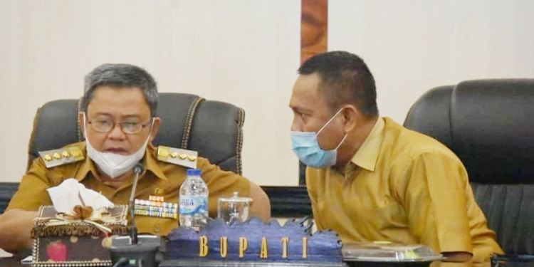 Sekda Gorut, Ridwan Yasin saat bersama Bupati Gorut, Indra Yasin di salah satu kegiatan. (foto.istimewa)