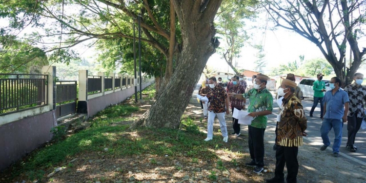 Sekdaprov Gorontalo Darda Daraba, Asisten II, Kaban Bapppeda, Kadis PUPR, Kaban Keuangan, Karo Hukum, dan Kepala Balai saat melihat langsung tata letak desain BLK Gorontalo yang akan dibangun serta akses masuknya, di Kelurahan Tamalate, Kecamatan Kota Timur, Kota Gorontalo, Jumat (30/7/2021). (Foto: Nova/Kominfo)