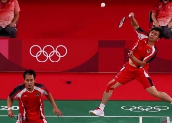 Ganda putra Mohammad Ahsan dan Hendra Setiawan mengalahkan ganda Kanada Jason Ho-Shue dan Nyl Yakura pada babak penyisihan Olimpiade Tokyo 2020 di Musashino Forest Sport Plaza, Tokyo, Jepang, 24 Juli 2021. (Foto istimewa)