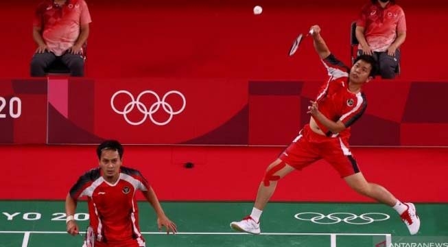 Ganda putra Mohammad Ahsan dan Hendra Setiawan mengalahkan ganda Kanada Jason Ho-Shue dan Nyl Yakura pada babak penyisihan Olimpiade Tokyo 2020 di Musashino Forest Sport Plaza, Tokyo, Jepang, 24 Juli 2021. (Foto istimewa)