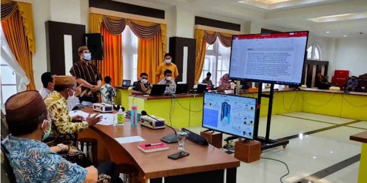 Sekretaris daerah Provinsi Gorontalo Darda Daraba, didampingi Kadis Perhubungan Jamal Nganro, Asisten II Setda prov Gorontalo  saat melakukan pemaparan, presentasi dan wawancara terkait  Kompetisi Inovasi Pelayanan Publik untuk Provinsi Gorontalo yang masuk dalam Top 99 Inovasi Pelayanan Publik tahun 202, Jumat (16/7/2021). (Foto: ADC Adit)