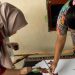 Salah seorang mahasiswa UMM yang membantu warga Kelurahan Blitar dalam membuat batik tulis. (Foto: dok. PMM 71 UMM)