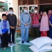 Wagub Gorontalo Idris Rahim (tengah) foto bersama anak-anak Panti Asuhan Al Amanah di Kelurahan Padengo, Kecamatan Kabila, Kabupaten Bone Bolango, Rabu (28/7/2021). (Foto: Adc/Kominfo)