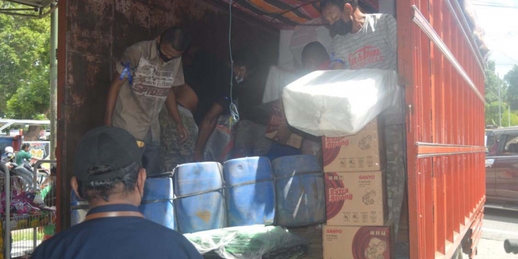 Suasana penyitaan sejumlah barang dari toko milik Iwan Fataha, oleh Pihak bank Untuk dipindahkan ke rumahnya di Kelurahan Hunggaluwa, Kecamatan Limboto, Kamis (22/7/2021). (Foto: Putra/Gopos)