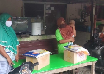 Beberapa Masyarakat yang terdampak Covid-19 di Desa Dunggala Kecamatan Tibawa Kabupaten Gorontalo, saat menerima bantuan sembako. (Foto: Putra/Gopos)