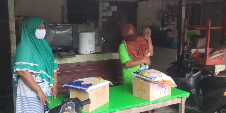 Beberapa Masyarakat yang terdampak Covid-19 di Desa Dunggala Kecamatan Tibawa Kabupaten Gorontalo, saat menerima bantuan sembako. (Foto: Putra/Gopos)