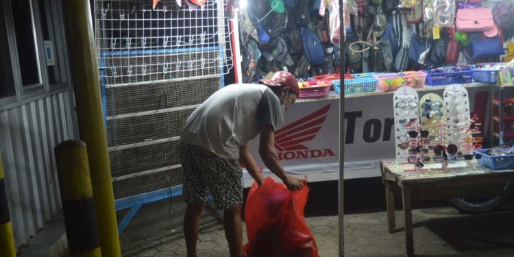 Wawan Bilondatu, salah seorang pedagang aksesoris asal Kelurahan Hepuhulawa Kecamatan Limboto, saat membereskan barang dagangannya. (Foto: Putra/Gopos).