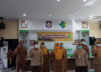 Serah terima jabatan, antara penjabat lama dan pejabat baru di lingkungan Dinas Kesehatan Provinsi Gorontalo. Selasa (6/7/2021). (Foto: Sari/gopos)