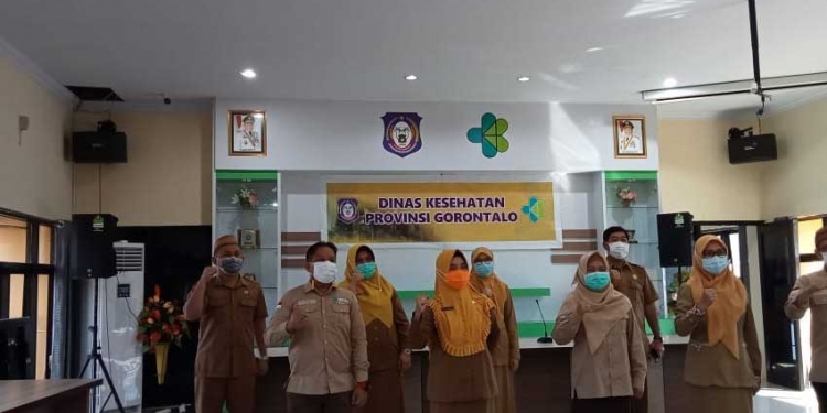 Serah terima jabatan, antara penjabat lama dan pejabat baru di lingkungan Dinas Kesehatan Provinsi Gorontalo. Selasa (6/7/2021). (Foto: Sari/gopos)