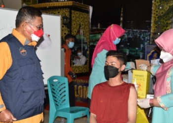 Wali Kota Gorontalo, Marten Taha saat melakukan pemantauan pelaksanaan vaksinasi. Foto (Diskominfo Kota Gorontalo)
