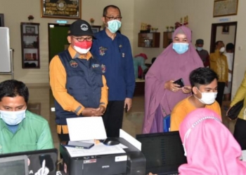 Wali Kota Gorontalo, Marten Taha saat melakukan pemantauan pelaksanaan vaksinasi, di Kelurahan Dulomo Selatan Kecamatan Kota Utara, Kamis (19/8/2021). Foto (Diskominfo Kota Gorontalo)