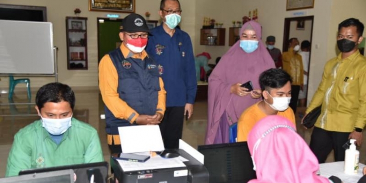 Wali Kota Gorontalo, Marten Taha saat melakukan pemantauan pelaksanaan vaksinasi, di Kelurahan Dulomo Selatan Kecamatan Kota Utara, Kamis (19/8/2021). Foto (Diskominfo Kota Gorontalo)