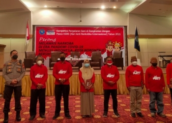 Walikota Gorontalo, Marten Taha saat foto bersama usai mencanangkan Kelurahan Bersinar. Foto (Ari/Gopos)