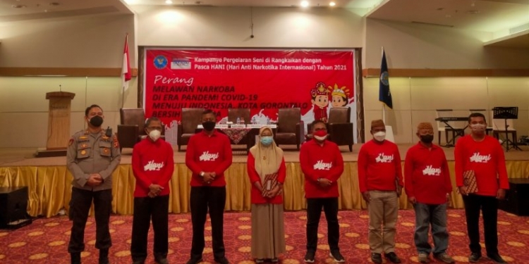 Walikota Gorontalo, Marten Taha saat foto bersama usai mencanangkan Kelurahan Bersinar. Foto (Ari/Gopos)