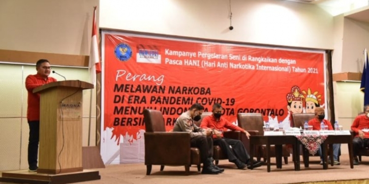 Wali Kota Gorontalo, Marten Taha saat dalam sambutannya pada Kegiatan pasca HANI (kampanye pagelaran seni) sekaligus pencanangan Kelurahan Bersinar di Kota Gorontalo, Jumat (20/8/2021). Foto (Diskominfo Kota Gorontalo)