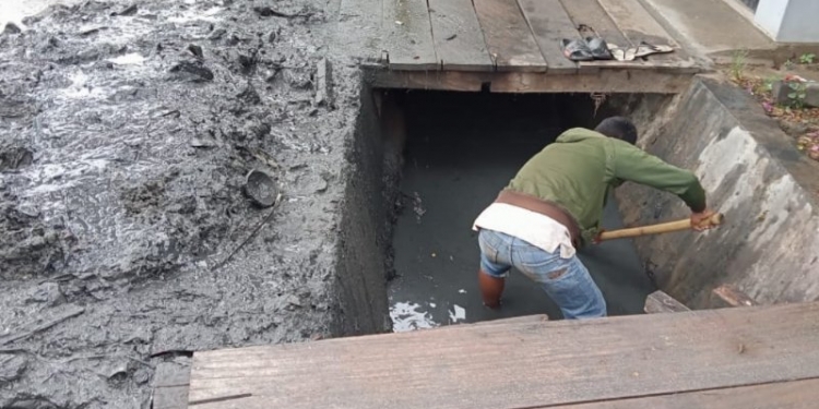 Proses Pengerukan Air di selokan Jalan HB Jassin. Foto Istimewa