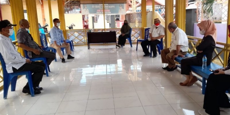Komisi I DPRD Provinsi Gorontalo saat kunjungan kerja dalam rangka optimalisasi Posko PPKM dan Kampung Tangguh Covid-19 di Desa Kramat, Kecamatan Tapa, Kabupaten Bone Bolango. Foto Istimewa