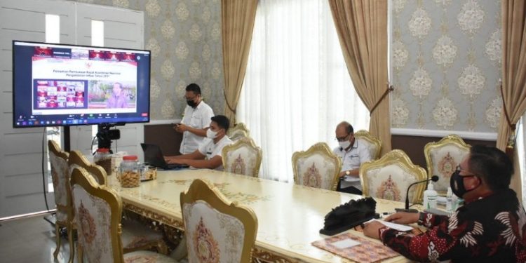 Wali Kota Gorontalo, Marten Taha saat mengikuti Rapat Koordinasi Nasional (Rakornas) Tim Pengendalian Inflasi Daerah (TPID) tahun 2021, yang dibuka langsung oleh Presiden Republik Indonesia Joko Widodo secara virtual, Rabu (25/8/2021). Foto (Diskominfo Kota Gorontalo)