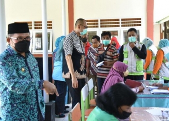 Wali Kota Gorontalo, Marten Taha saat meninjau pelaksanaan vaksinasi di kelurahan wumialo kota tengah. Foto istimewa