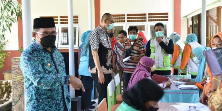 Wali Kota Gorontalo, Marten Taha saat meninjau pelaksanaan vaksinasi di kelurahan wumialo kota tengah. Foto istimewa