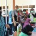 Wali Kota Gorontalo, Marten Taha saat meninjau pelaksanaan vaksinasi di kelurahan wumialo kota tengah. Foto istimewa