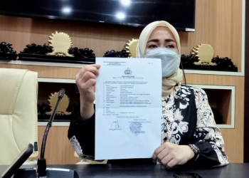 Aleg Dekot Gorontalo, AHM menunjukkan bukti laporannya ke Polres Gorontalo Kota dengan terlapor SA, dan LMA dengan dugaan pencemaran nama baik, Senin (2/8/2021).(sari/gopos)
