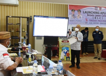 Sekdaprov Gorontalo Darda Daraba saat memaparkan aplikasi berbasis web, untuk pelaporan percepatan akselerasi vaksinasi di Provinsi Gorontalo,  di depan gubernur Rusli, Forkopimda Gorontalo dan perwakilan camat, lurah dan kepala desa, Kamis (12/8/2021). Pemaparan ini sekaligus dirangkaikan dengan peluncuran aplikasi berbasis web tersebut.  (Foto  Salman)