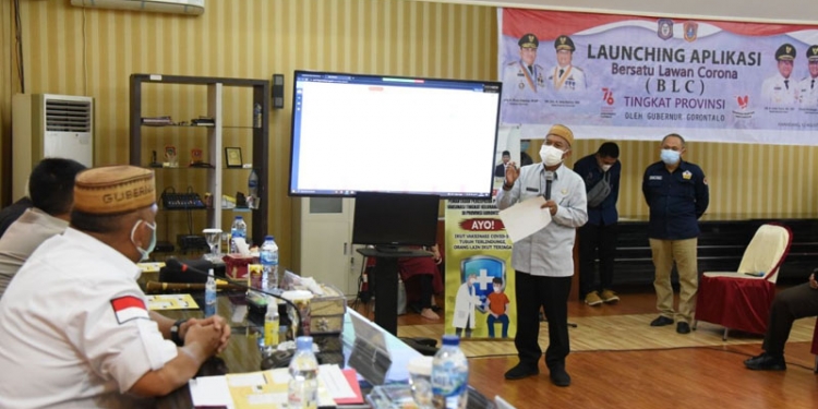 Sekdaprov Gorontalo Darda Daraba saat memaparkan aplikasi berbasis web, untuk pelaporan percepatan akselerasi vaksinasi di Provinsi Gorontalo,  di depan gubernur Rusli, Forkopimda Gorontalo dan perwakilan camat, lurah dan kepala desa, Kamis (12/8/2021). Pemaparan ini sekaligus dirangkaikan dengan peluncuran aplikasi berbasis web tersebut.  (Foto  Salman)