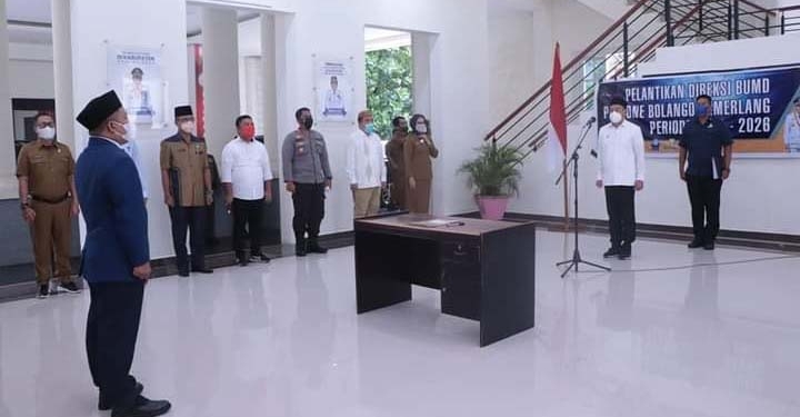Proses Pelantikan Direktur BUMD PT. Bone Bolango Cemerlang periode 2021-2026, Agussyanto Ndjue oleh Bupati Bone Bolango, Hamim Pou. (Foto Andy Mellu)