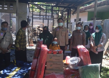 Dinas Sosial Provinsi Gorontalo memberikan bantuan korban kebakaran di Kelurahan Bolihuangga Kecamatan Limboto Kabupaten Gorontalo, Selasa (31/8/2021). Foto : Putra/Gopos