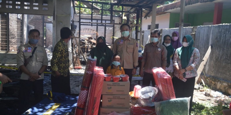 Dinas Sosial Provinsi Gorontalo memberikan bantuan korban kebakaran di Kelurahan Bolihuangga Kecamatan Limboto Kabupaten Gorontalo, Selasa (31/8/2021). Foto : Putra/Gopos