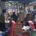 Dinas Sosial Provinsi Gorontalo memberikan bantuan korban kebakaran di Kelurahan Bolihuangga Kecamatan Limboto Kabupaten Gorontalo, Selasa (31/8/2021). Foto : Putra/Gopos