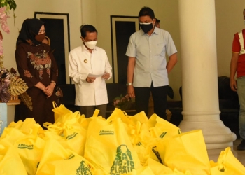 Pemkab Gorontalo versama Alfamart siap menyalurkan bantuan 250 paket sembako masyarakat. (Foto Kominfo Kabupaten Gorontalo)