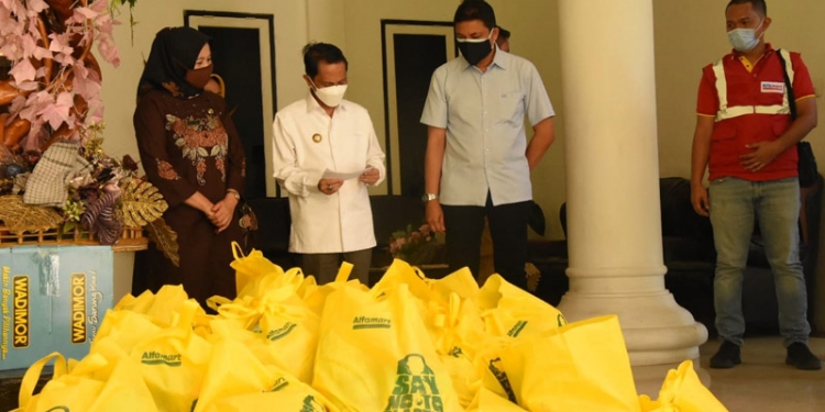 Pemkab Gorontalo versama Alfamart siap menyalurkan bantuan 250 paket sembako masyarakat. (Foto Kominfo Kabupaten Gorontalo)