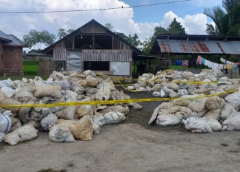 Ilustrasi - Ratusan karung batu galena atau batu hitam yang merupakan bahan baku pembuatan timah hitam menumpuk di Desa Poowo, Kecamatan Kabila, Bone Bolango, Sabtu (28/8/2021). (Indra/gopos)