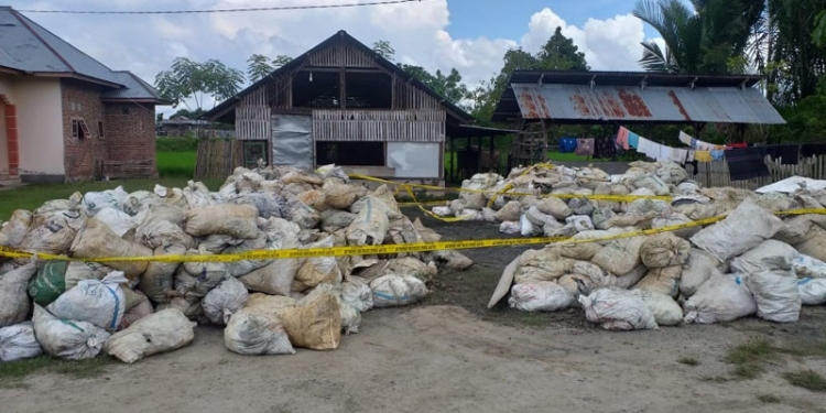 Ilustrasi - Ratusan karung batu galena atau batu hitam yang merupakan bahan baku pembuatan timah hitam menumpuk di Desa Poowo, Kecamatan Kabila, Bone Bolango, Sabtu (28/8/2021). (Indra/gopos)