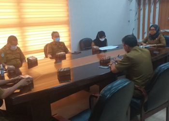 Wakil Bupati Bone Bolango, Merlan S. Uloli saat memimpin rapat pembetukan Tim dan SOP untuk mencegah pasien covid-19 yang memaksakan pulang. (Foto Indra/Gopos)