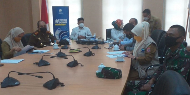 Bupati dan Wakil Bupati Pohuwato Hamim Pou, dan Merlan Uloli menghadiri rapat Forum Komunikasi Pimpinan Daerah (Forkopimda) Provinsi Gorontalo dan seluruh Bupati serta Walikota secara daring, Selasa (10/8/2021).