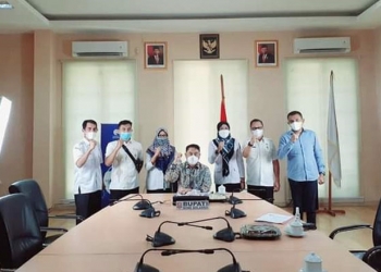 Bupati Bone Bolango, Hamim Pou didampingi Plt Asisten I Setda Bone Bolang, Jusni Bolilio beserta jajaran pemerintah lainnya saat foto bersama setelah meraih penghargaan TPID Award Terbaik se-Sulawesi kategori Kabupaten Berprestasi Tahun 2021. (Foto Istimewa)