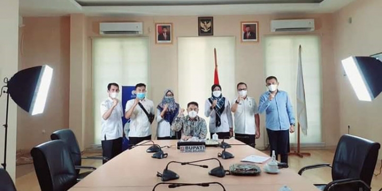 Bupati Bone Bolango, Hamim Pou didampingi Plt Asisten I Setda Bone Bolang, Jusni Bolilio beserta jajaran pemerintah lainnya saat foto bersama setelah meraih penghargaan TPID Award Terbaik se-Sulawesi kategori Kabupaten Berprestasi Tahun 2021. (Foto Istimewa)