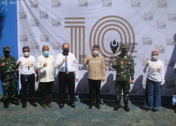 Bupati Bone Bolango Hamim Pou didampingi Wakil Bupati Merlan S. Uloli dan Direktur Perumda Tirta Bolango, Yusar Laya serta para tamu undangan lainnya saat foto bersama di perayaan Satu Dekade Perumda Tirta Bolango. (Foto Onal/Prokopim)