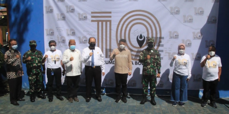 Bupati Bone Bolango Hamim Pou didampingi Wakil Bupati Merlan S. Uloli dan Direktur Perumda Tirta Bolango, Yusar Laya serta para tamu undangan lainnya saat foto bersama di perayaan Satu Dekade Perumda Tirta Bolango. (Foto Onal/Prokopim)